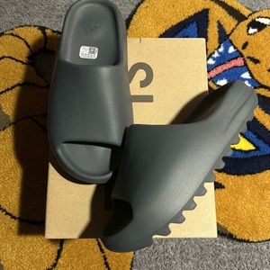 Yeezy Slides Black ( Size 8 )